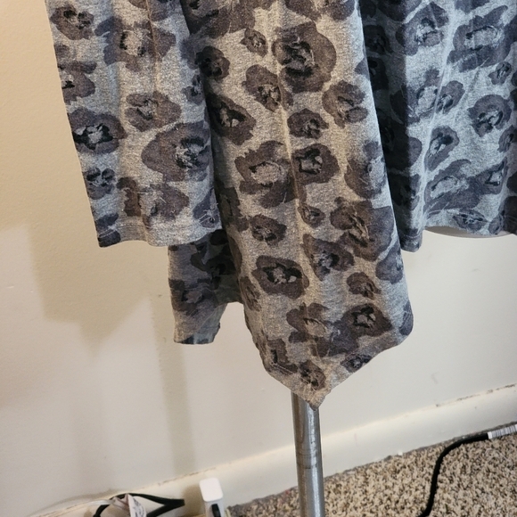 Lane Bryant Floral Sharkbite vneck  top Gray Size 18/20 - Picture 7 of 9